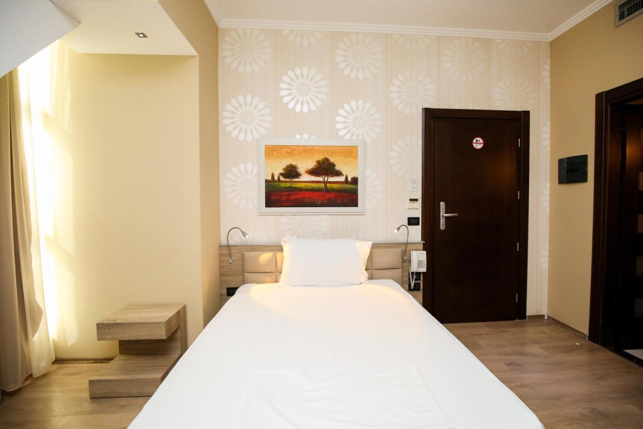 Hotel Partner & Spa Vlorë Esterno foto